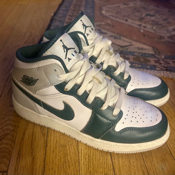 Nike Air Jordan 1 Mid SE Sneakers - Picture 3 of 5